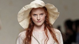 Лятната шапка вече е задължителен аксесоар за елегантните дами