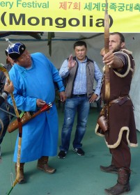 Участници в първенството с интерес разглеждат прабългарския лък на Явор Гънчев