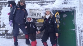 На връх Ботев, януари 2013 г., със съпруга Милен и дъщеричката Теди, която геройски издържала 12-часовия поход в снежна буря