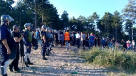 Събориха 13 незаконни ромски постройки, утре акцията продължава (СНИМКИ+ВИДЕО) 
