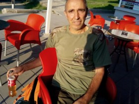 Стайко Ненов с чай, който си е приготвил сам