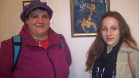 Участничките в изложбата Елеонора Атанасова, преподавател в Художествената гимназия "Акад. Дечко Узунов", и нейната ученичка Биляна Генева