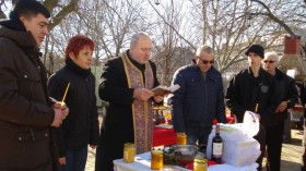 Медовина и медена сватбарска ракия разляха пчелари по случай Св. Харалампий