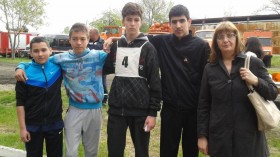 Победителите: Спасимир Колев (вляво), Венцислав Желев, Петър Минчев и Васил Вановски, с ръководител Павлина Ангелова Победителите: Спасимир Колев (вляво), Венцислав Желев, Петър Минчев и Васил Вановски, с ръководител Павлина Ангелова