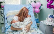 Родилка, спасена от смърт, гушна за първи път близнаците си на рождения си ден